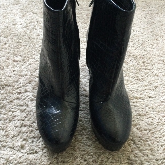 Glossed Faux Crocodile Platform Ankle Boots - Picture 10 of 16